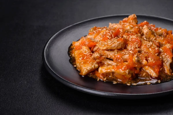 Soslu teriyaki tavuğu, susam, otlar ve baharatlar koyu beton arka planda. Asya mutfağı