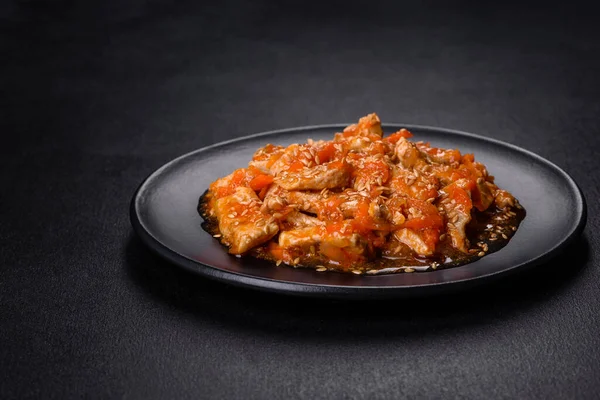 Soslu teriyaki tavuğu, susam, otlar ve baharatlar koyu beton arka planda. Asya mutfağı