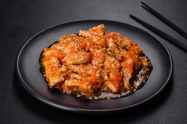 ソースと照り焼きチキン ハーブやスパイス暗い具体的な背景に アジア料理 — ストック写真