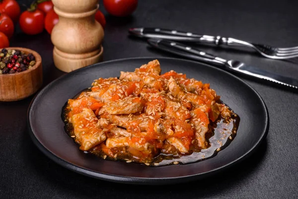 Soslu teriyaki tavuğu, susam, otlar ve baharatlar koyu beton arka planda. Asya mutfağı