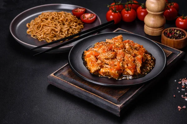 Plate Fried Noodles Vegetables Hot Chicken Sauce Restaurant Table Chinese — Stockfoto