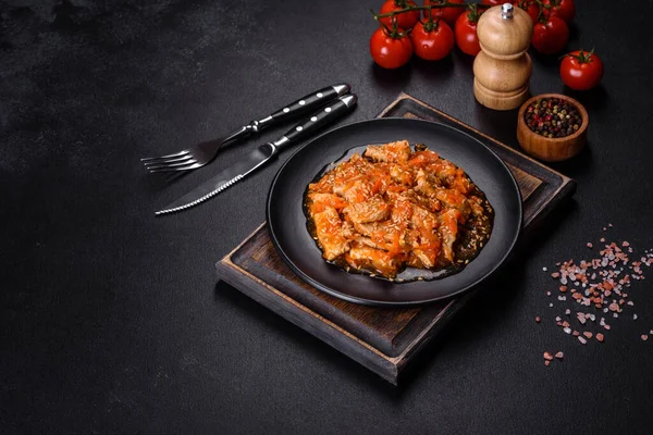 Soslu teriyaki tavuğu, susam, otlar ve baharatlar koyu beton arka planda. Asya mutfağı