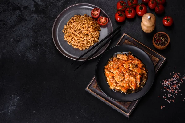 Bir tabak kızarmış şehriye ve sebze. Restoran masasında tavuk sosu, Çin mutfağı.