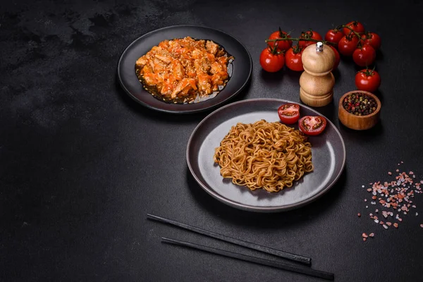 Bir tabak kızarmış şehriye ve sebze. Restoran masasında tavuk sosu, Çin mutfağı.