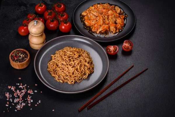 Bir tabak kızarmış şehriye ve sebze. Restoran masasında tavuk sosu, Çin mutfağı.