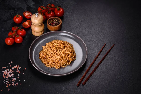 Sos, susamlı karabuğday unu eriştesi, koyu beton arka planda bitkiler ve baharatlar. Asya mutfağı