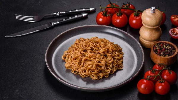 Sos, susamlı karabuğday unu eriştesi, koyu beton arka planda bitkiler ve baharatlar. Asya mutfağı