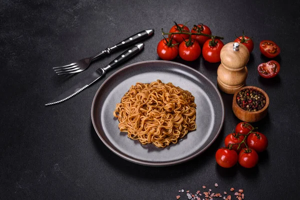 Sos, susamlı karabuğday unu eriştesi, koyu beton arka planda bitkiler ve baharatlar. Asya mutfağı