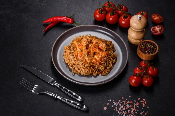 Bir tabak kızarmış şehriye ve sebze. Restoran masasında tavuk sosu, Çin mutfağı.