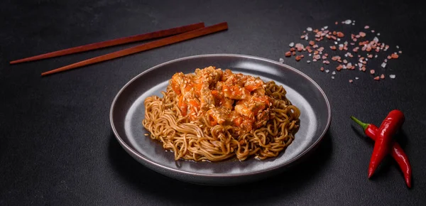 Bir tabak kızarmış şehriye ve sebze. Restoran masasında tavuk sosu, Çin mutfağı.