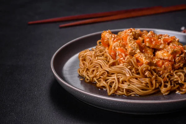 Plate Fried Noodles Vegetables Hot Chicken Sauce Restaurant Table Chinese — стоковое фото