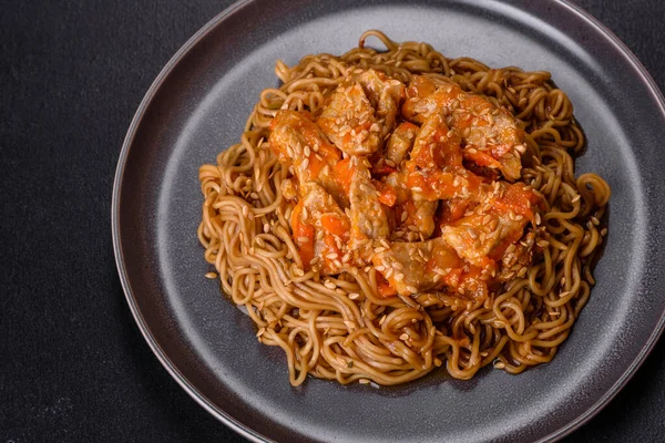 Bir tabak kızarmış şehriye ve sebze. Restoran masasında tavuk sosu, Çin mutfağı.