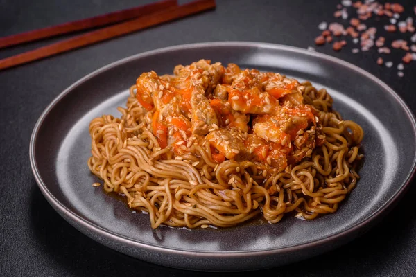 饭桌上放些炒面和辣椒酱蔬菜 中国菜 — 图库照片