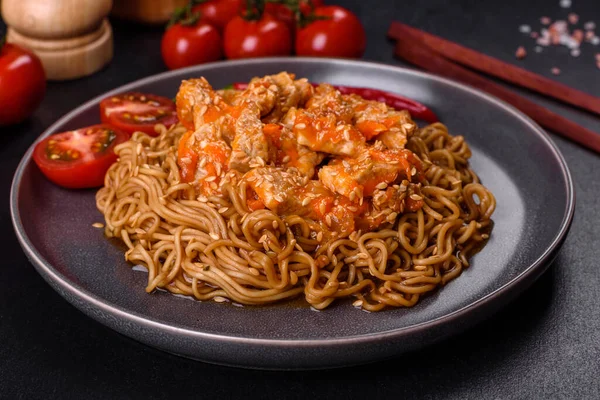 Bir tabak kızarmış şehriye ve sebze. Restoran masasında tavuk sosu, Çin mutfağı.