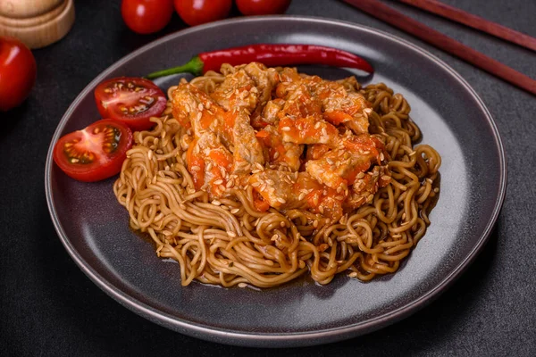 Bir tabak kızarmış şehriye ve sebze. Restoran masasında tavuk sosu, Çin mutfağı.