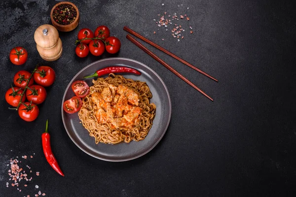 Bir tabak kızarmış şehriye ve sebze. Restoran masasında tavuk sosu, Çin mutfağı.