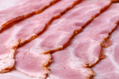 Lezzetli çiğ ya da tuzlu pastırma dilimleri. Baharatlar, tuz, sebzeler ve otlar. Ahşap kesme tahtasının üzerinde.