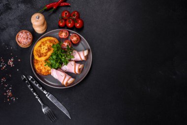 Lezzetli çiğ ya da tuzlu pastırma dilimleri. Baharatlar, tuz, sebzeler ve otlar. Ahşap kesme tahtasının üzerinde.