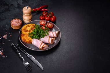 Lezzetli çiğ ya da tuzlu pastırma dilimleri. Baharatlar, tuz, sebzeler ve otlar. Ahşap kesme tahtasının üzerinde.