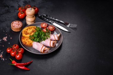 Lezzetli çiğ ya da tuzlu pastırma dilimleri. Baharatlar, tuz, sebzeler ve otlar. Ahşap kesme tahtasının üzerinde.