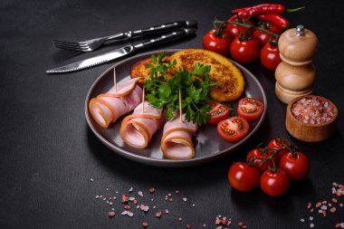 Lezzetli çiğ ya da tuzlu pastırma dilimleri. Baharatlar, tuz, sebzeler ve otlar. Ahşap kesme tahtasının üzerinde.