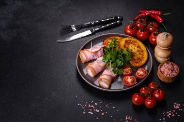 Lezzetli çiğ ya da tuzlu pastırma dilimleri. Baharatlar, tuz, sebzeler ve otlar. Ahşap kesme tahtasının üzerinde.