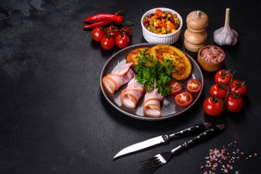 Lezzetli çiğ ya da tuzlu pastırma dilimleri. Baharatlar, tuz, sebzeler ve otlar. Ahşap kesme tahtasının üzerinde.