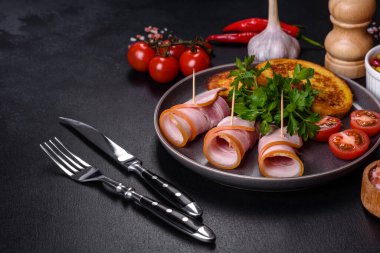 Lezzetli çiğ ya da tuzlu pastırma dilimleri. Baharatlar, tuz, sebzeler ve otlar. Ahşap kesme tahtasının üzerinde.