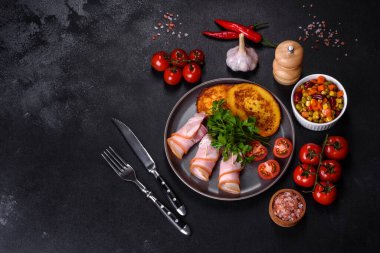 Lezzetli çiğ ya da tuzlu pastırma dilimleri. Baharatlar, tuz, sebzeler ve otlar. Ahşap kesme tahtasının üzerinde.