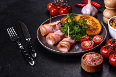 Lezzetli çiğ ya da tuzlu pastırma dilimleri. Baharatlar, tuz, sebzeler ve otlar. Ahşap kesme tahtasının üzerinde.