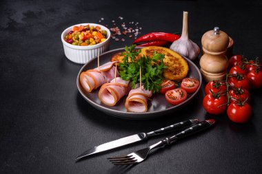 Lezzetli çiğ ya da tuzlu pastırma dilimleri. Baharatlar, tuz, sebzeler ve otlar. Ahşap kesme tahtasının üzerinde.