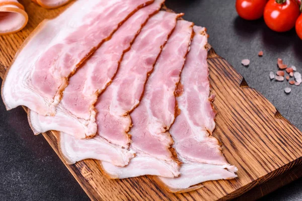 Scheiben Köstlicher Roher Oder Gesalzener Speck Mit Gewürzen Salz Gemüse — Stockfoto