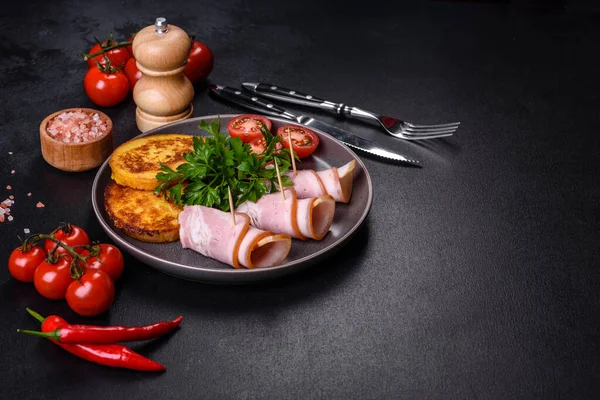 Lezzetli çiğ ya da tuzlu pastırma dilimleri. Baharatlar, tuz, sebzeler ve otlar. Ahşap kesme tahtasının üzerinde.