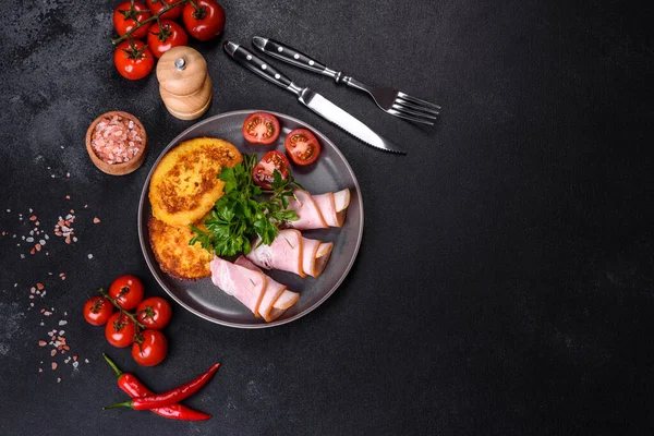 Lezzetli çiğ ya da tuzlu pastırma dilimleri. Baharatlar, tuz, sebzeler ve otlar. Ahşap kesme tahtasının üzerinde.