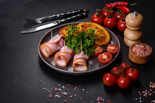 Lezzetli çiğ ya da tuzlu pastırma dilimleri. Baharatlar, tuz, sebzeler ve otlar. Ahşap kesme tahtasının üzerinde.