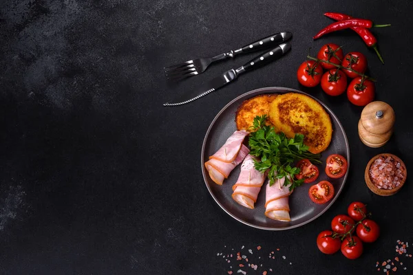 Lezzetli çiğ ya da tuzlu pastırma dilimleri. Baharatlar, tuz, sebzeler ve otlar. Ahşap kesme tahtasının üzerinde.