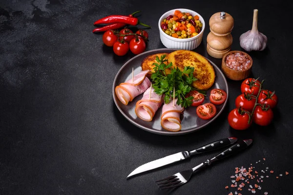 Lezzetli çiğ ya da tuzlu pastırma dilimleri. Baharatlar, tuz, sebzeler ve otlar. Ahşap kesme tahtasının üzerinde.