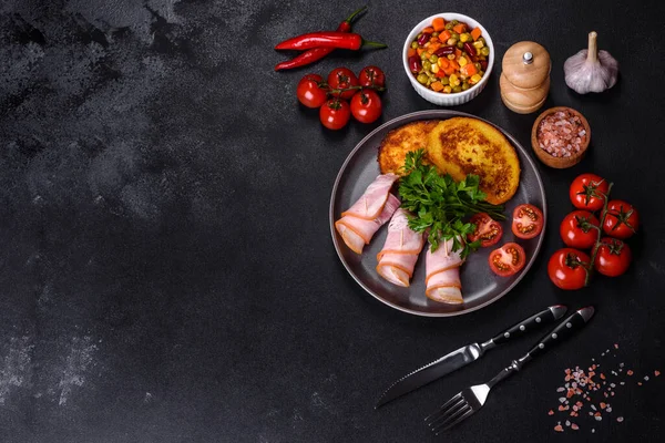 Lezzetli çiğ ya da tuzlu pastırma dilimleri. Baharatlar, tuz, sebzeler ve otlar. Ahşap kesme tahtasının üzerinde.