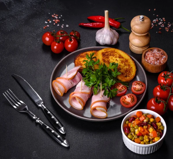 Lezzetli çiğ ya da tuzlu pastırma dilimleri. Baharatlar, tuz, sebzeler ve otlar. Ahşap kesme tahtasının üzerinde.