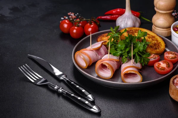 Lezzetli çiğ ya da tuzlu pastırma dilimleri. Baharatlar, tuz, sebzeler ve otlar. Ahşap kesme tahtasının üzerinde.