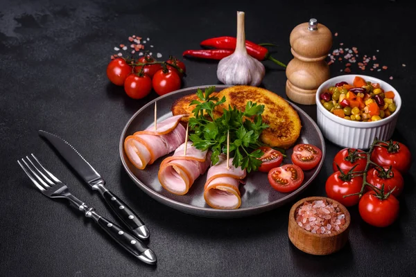 Lezzetli çiğ ya da tuzlu pastırma dilimleri. Baharatlar, tuz, sebzeler ve otlar. Ahşap kesme tahtasının üzerinde.