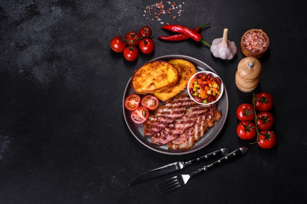 Lezzetli ızgara pastırma dilimleri, baharatlı, tuzlu, sebzeli ve çimento kaplı arka planda kızartılmış yumurta ve kızarmış ekmek.