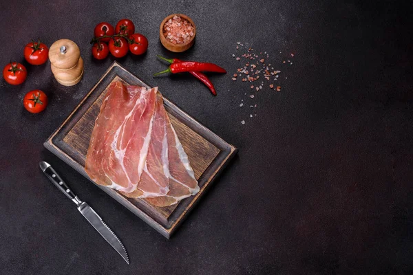 Italian Prosciutto Crudo Spanish Jamon Dark Cutting Board Salt Spices — ストック写真