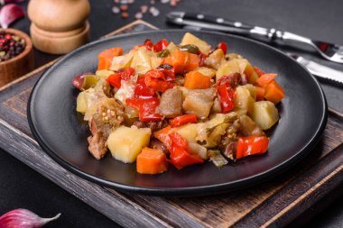 Sağlıklı vejetaryen yemeği, güveçte sebze. Sebzeli ratatouille