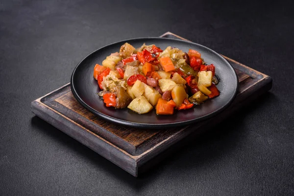 Sağlıklı vejetaryen yemeği, güveçte sebze. Sebzeli ratatouille