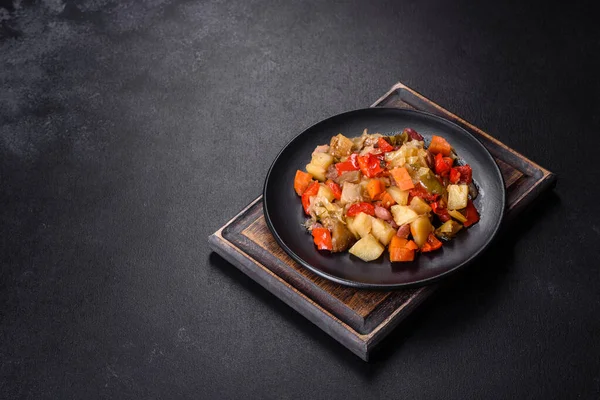 Sağlıklı vejetaryen yemeği, güveçte sebze. Sebzeli ratatouille
