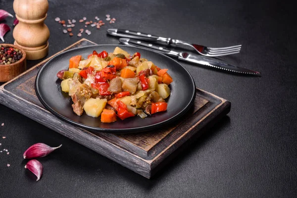 Sağlıklı vejetaryen yemeği, güveçte sebze. Sebzeli ratatouille