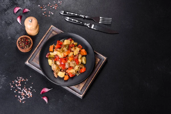 Sağlıklı vejetaryen yemeği, güveçte sebze. Sebzeli ratatouille