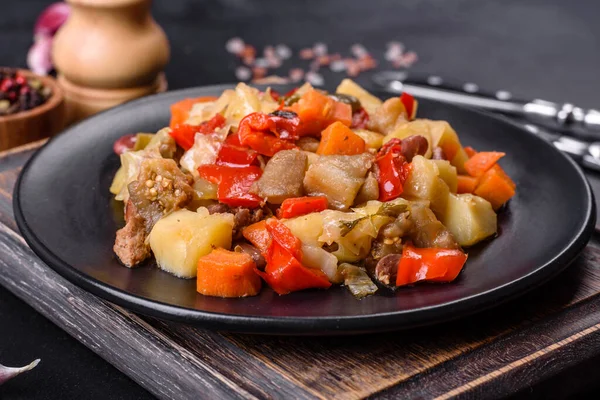 Sağlıklı vejetaryen yemeği, güveçte sebze. Sebzeli ratatouille