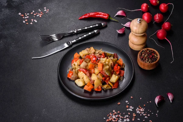 Sağlıklı vejetaryen yemeği, güveçte sebze. Sebzeli ratatouille
